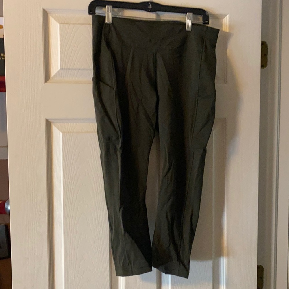 Lululemon 3/4 leggings - army green